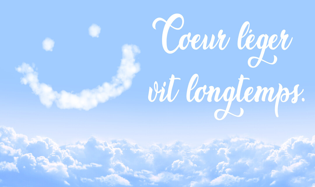 Dans un ciel bleu clair, des nuages blancs forment un lit en bas et un visage souriant en haut à gauche du texte.
