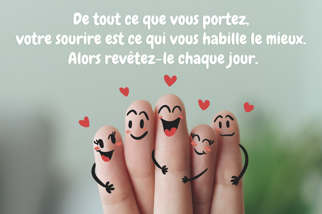 Photographie d'une main dont les doigts sont personnifiés par des dessins de visages souriants, formant une famille heureuse entourée de cœurs rouges.