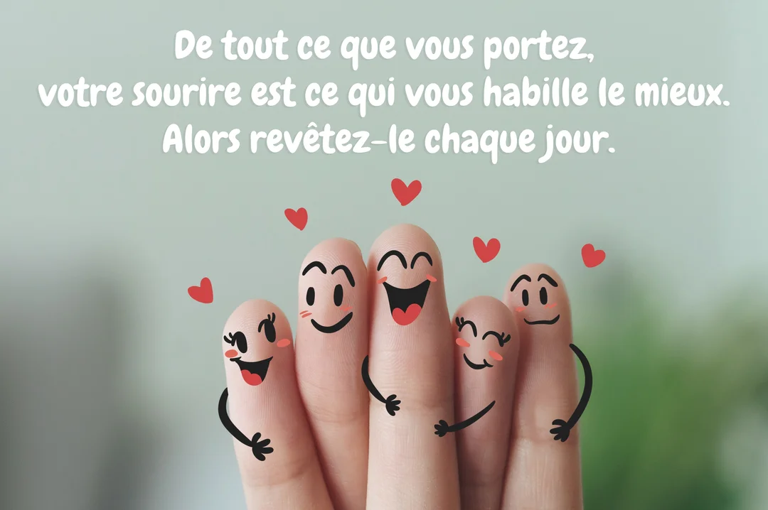 Photographie d'une main dont les doigts sont personnifiés par des dessins de visages souriants, formant une famille heureuse entourée de cœurs rouges.