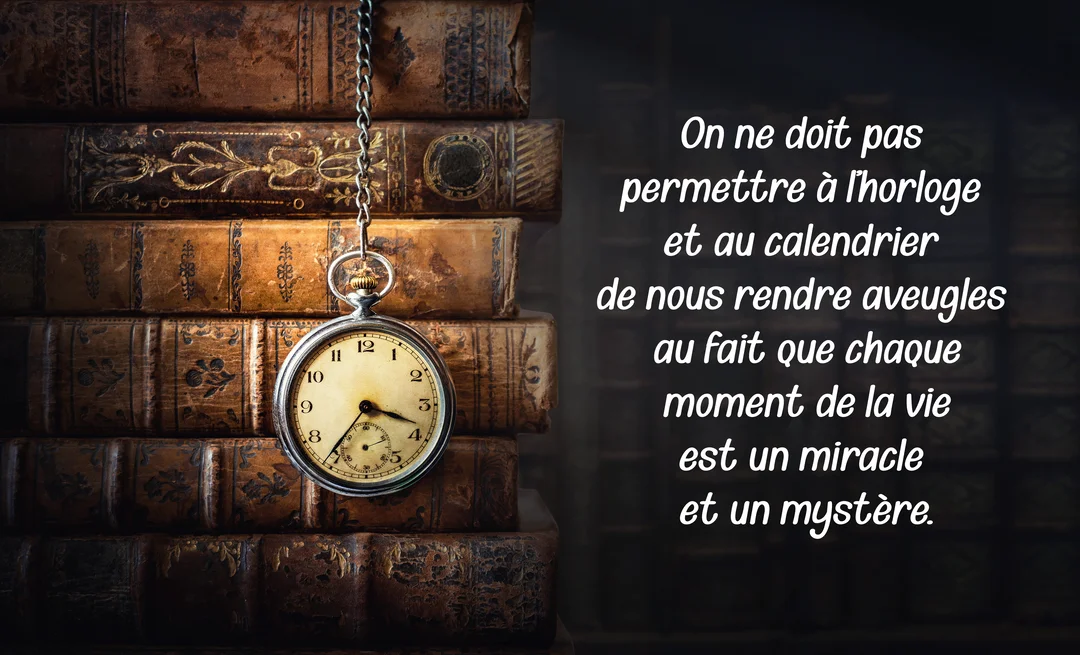 Une montre à gousset argentée pend par sa chaîne devant une pile de livres anciens à reliure en cuir marron foncé et usé.