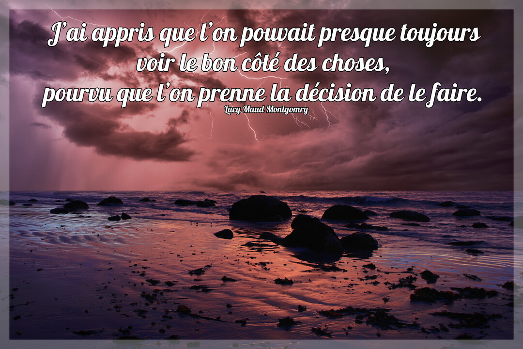 Paysage marin au crépuscule avec un ciel orageux strié d'éclairs, reflété sur la plage humide parsemée de rochers sombres et une citation.