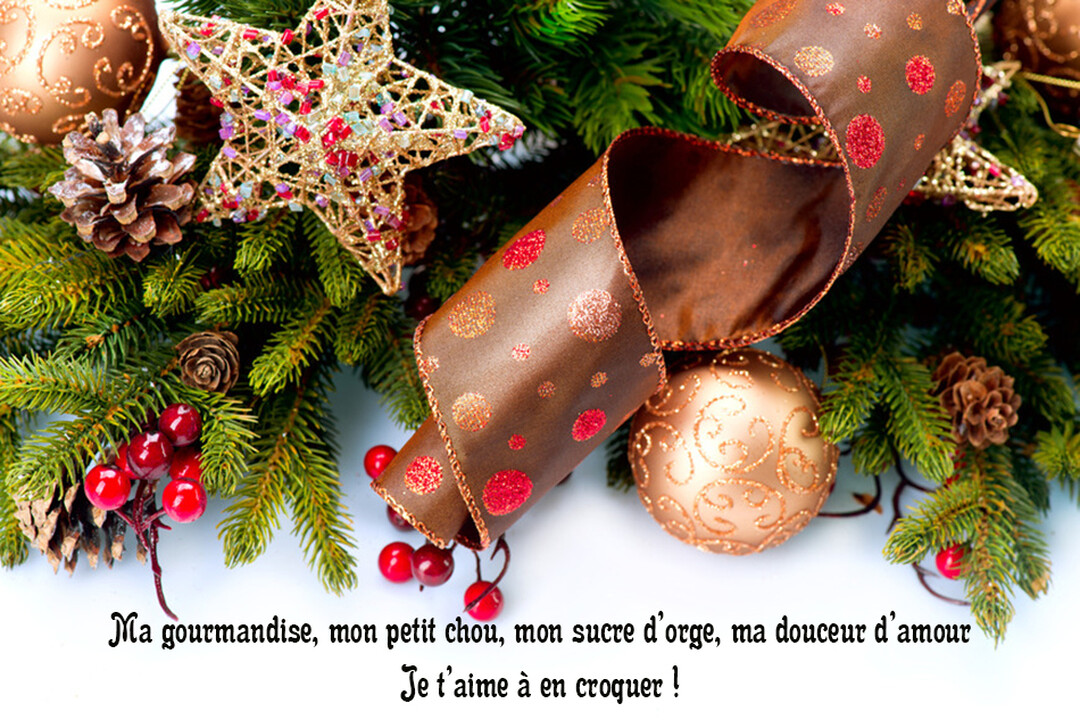 Une composition de Noël avec des branches de sapin, des boules dorées, un ruban marron à pois scintillants et une étoile décorative.
