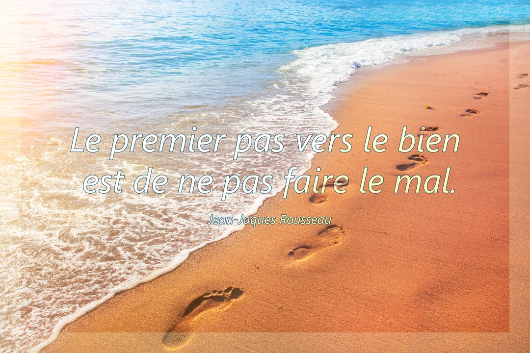 Une plage de sable doré avec des empreintes de pas longeant l'océan bleu, sous une lumière solaire, illustrant une citation philosophique.