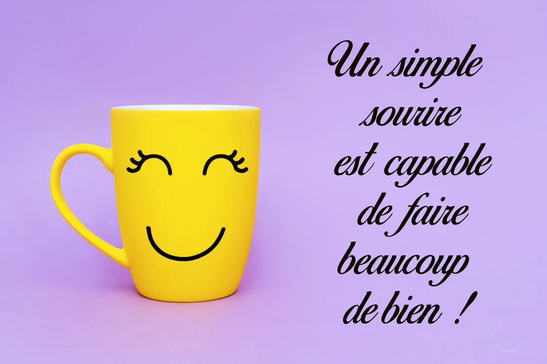 Un mug jaune vif avec un visage souriant dessiné se trouve sur un fond uni violet, à côté d'une citation inspirante en noir.