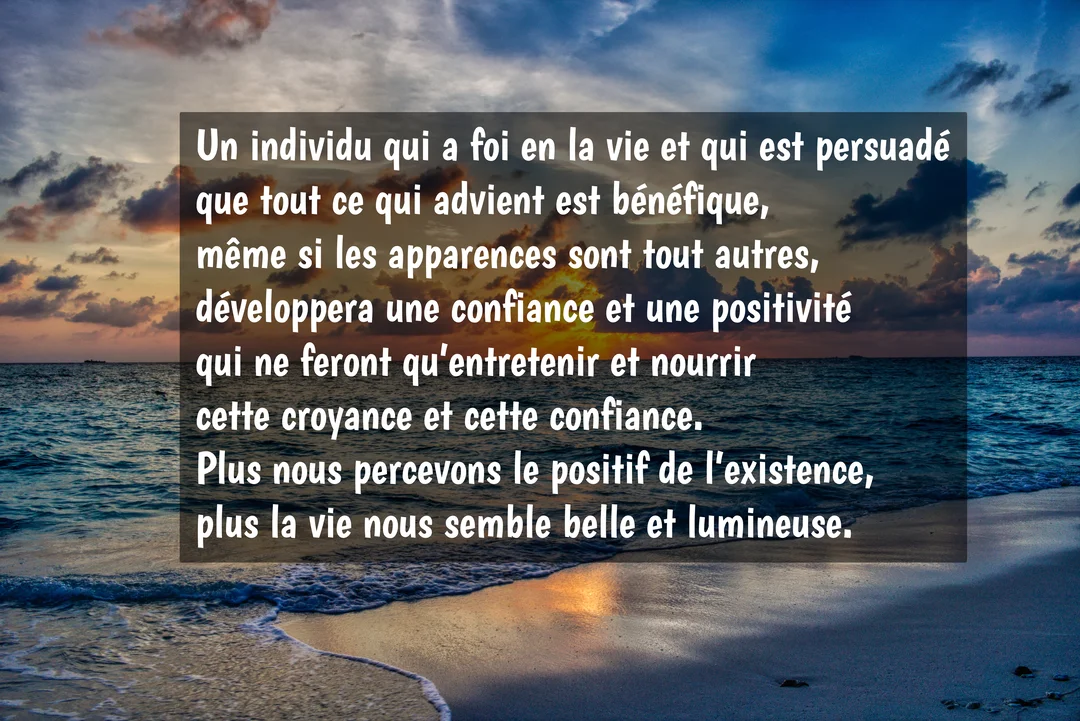 Une citation inspirante sur la positivité est superposée à la photo d'un coucher de soleil sur une plage, avec des vagues et un ciel nuageux.