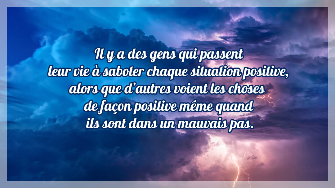 Une citation sur la pensée positive est écrite en lettres cursives sur un ciel dramatique et orageux, illuminé par des éclairs perçants les nuages.