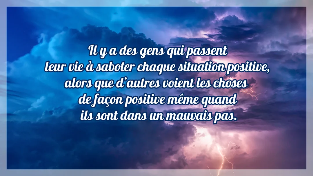 Une citation sur la pensée positive est écrite en lettres cursives sur un ciel dramatique et orageux, illuminé par des éclairs perçants les nuages.