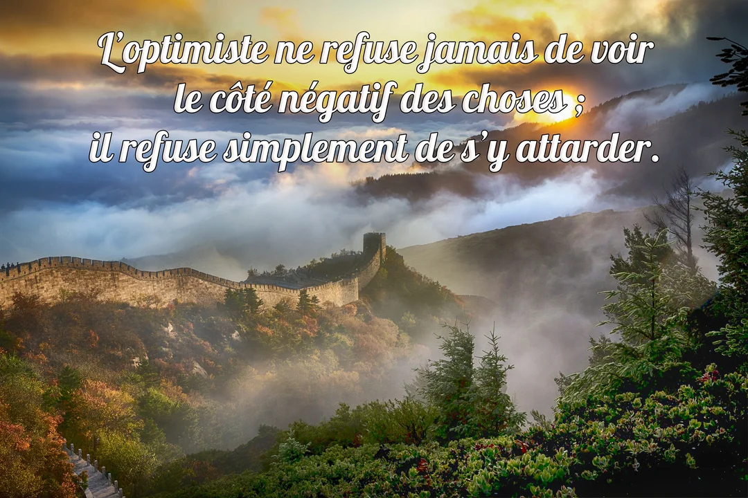 Une citation sur l'optimisme est superposée à une photo de la Grande Muraille de Chine dans un paysage montagneux et brumeux.