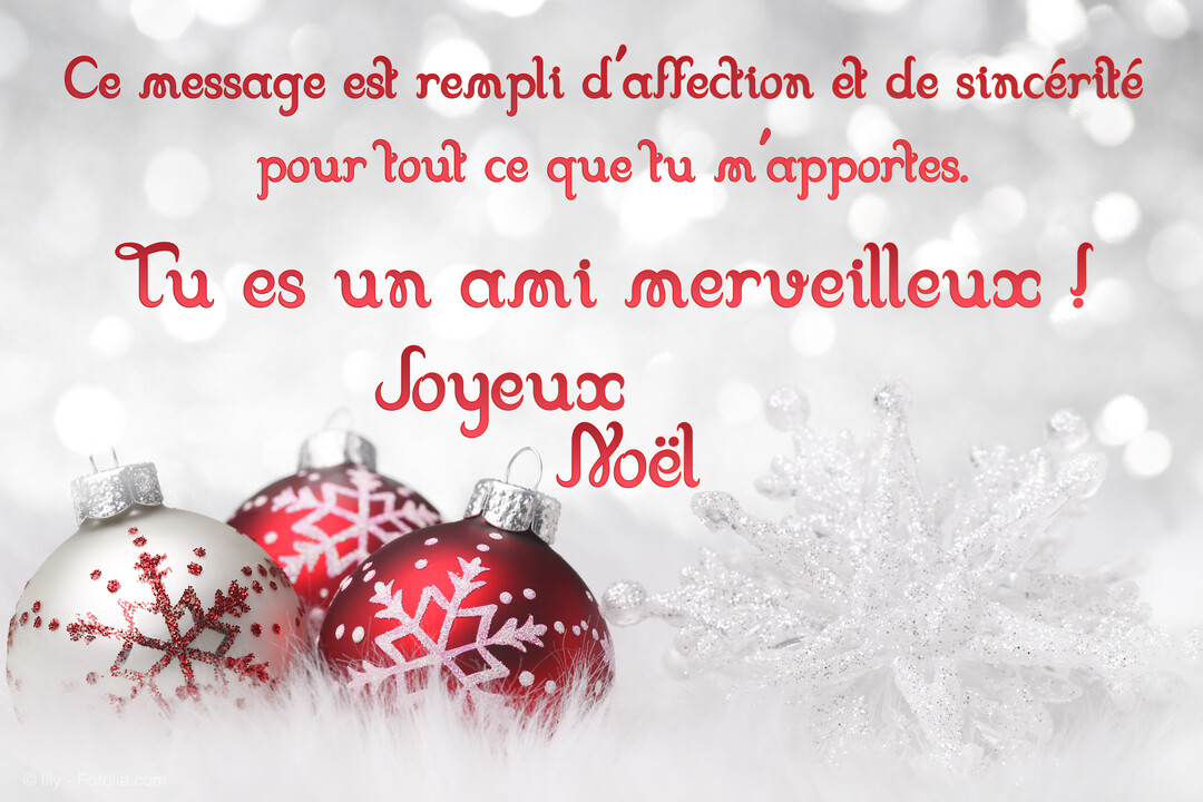 Trois boules de Noël, rouges et blanches, posées sur une surface duveteuse blanche à côté d'un flocon de neige étincelant, avec un fond argenté.