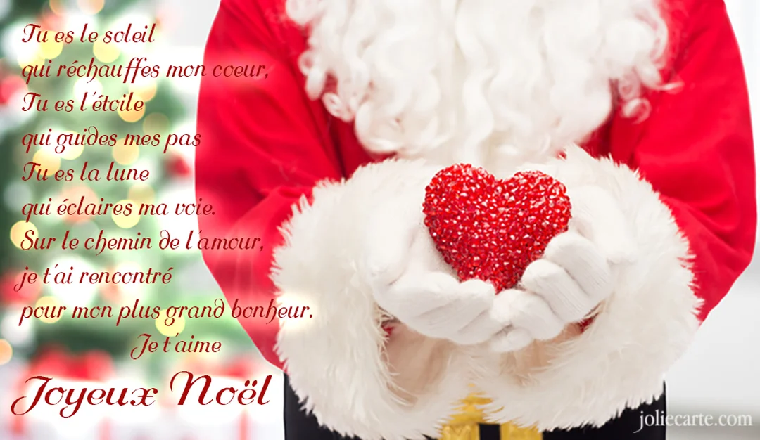 En gros plan, les mains gantées de blanc du Père Noël en costume rouge tiennent délicatement un cœur rouge vif et texturé.