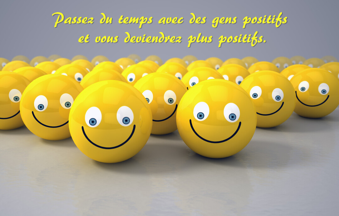 Une foule de smileys jaunes en 3D sur un sol réfléchissant gris, avec une citation sur la positivité écrite en jaune au-dessus.