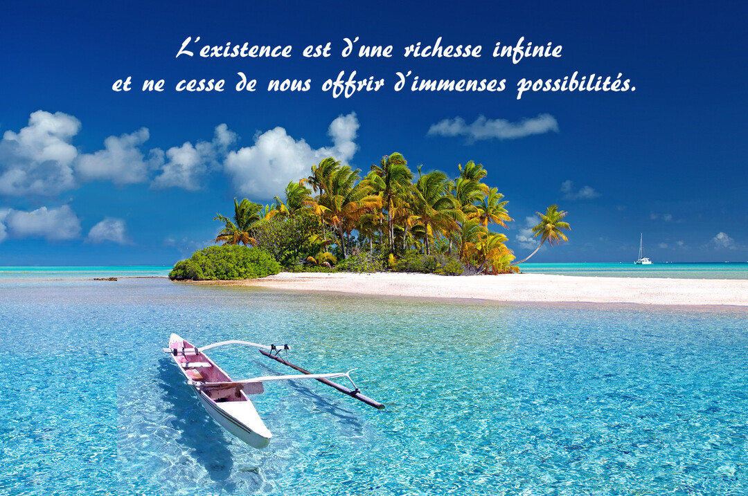 Une pirogue à balancier flotte sur une eau turquoise cristalline devant une petite île tropicale verdoyante sous un ciel bleu parsemé de nuages.