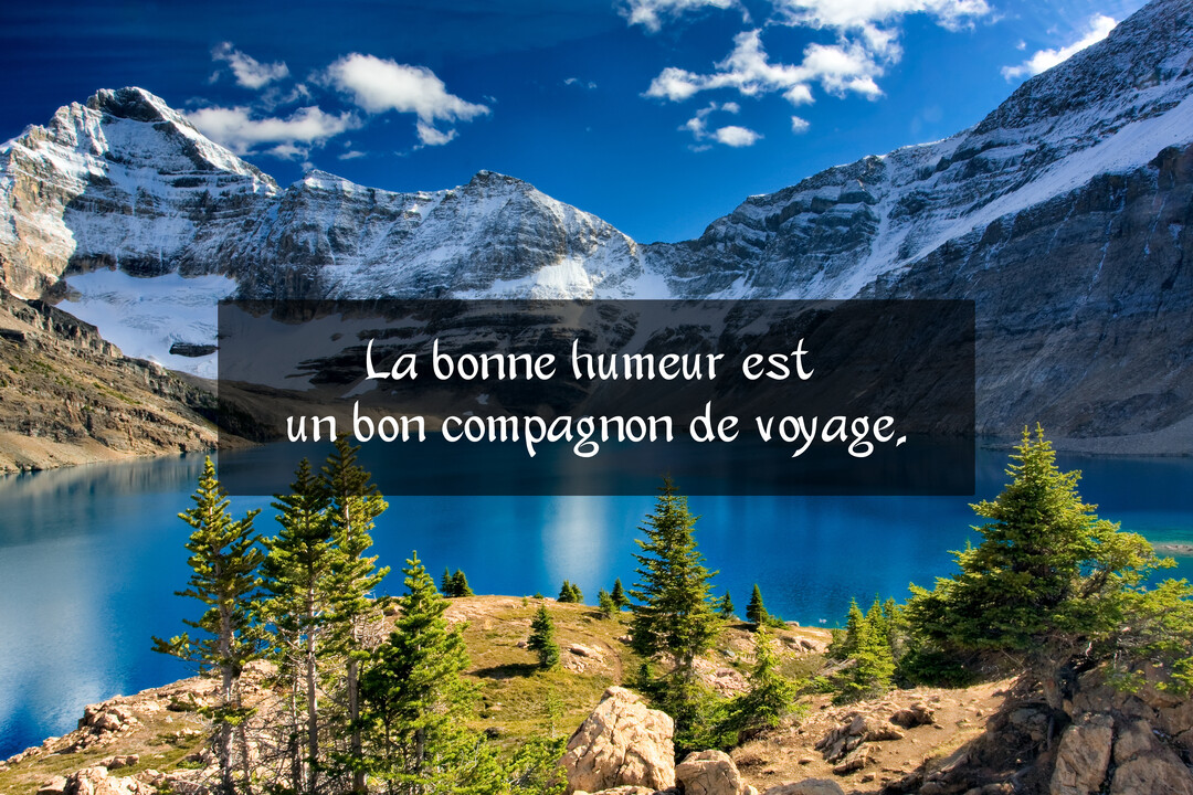 Paysage de montagne majestueux avec des sommets enneigés se reflétant dans un lac bleu vif, avec des sapins verts au premier plan.