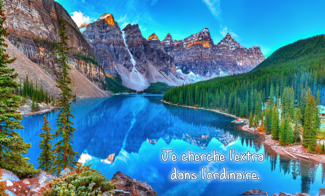 Un lac d'un bleu intense reflète des montagnes Rocheuses enneigées sous un ciel clair, avec une citation philosophique superposée sur l'eau.