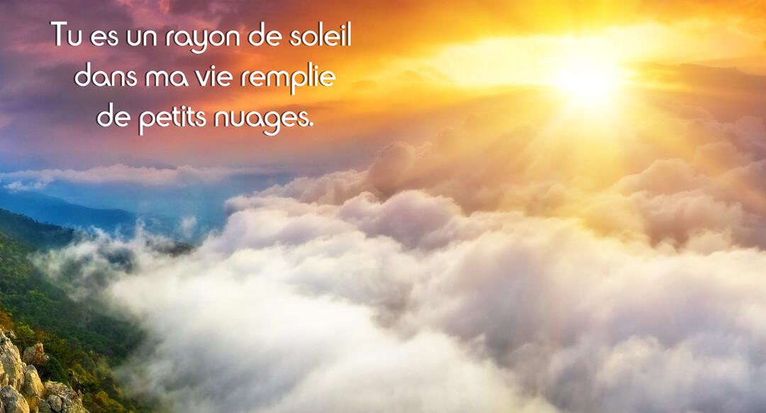 Un soleil radieux perce une mer de nuages au-dessus de sommets montagneux verdoyants, avec une citation poétique inspirante sur la gauche.