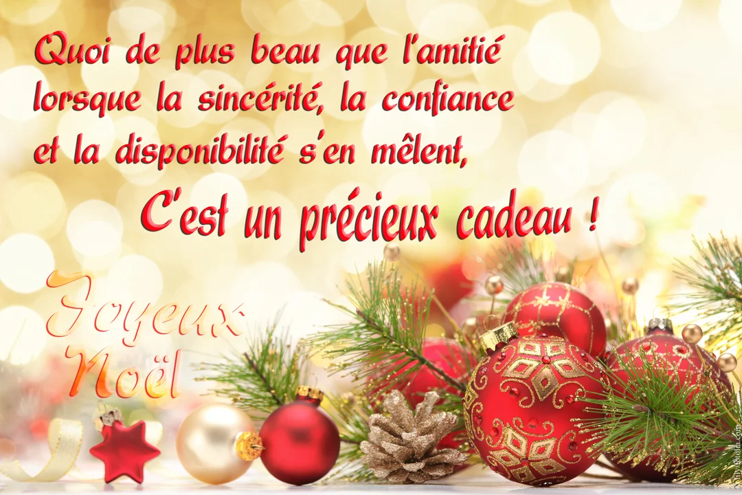 Une composition de Noël avec des boules rouges et dorées, des branches de sapin et une citation sur l'amitié sur un fond bokeh doré.