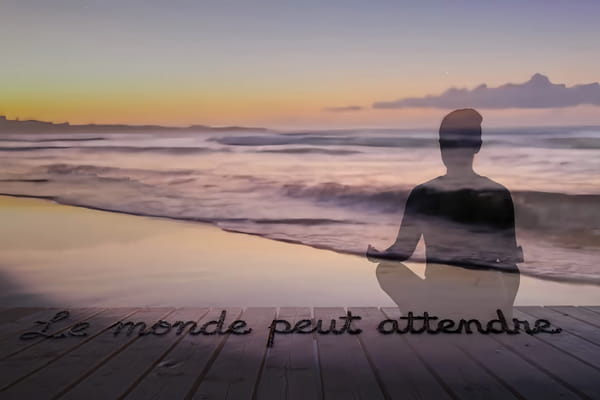 Silhouette d'une personne en méditation sur un ponton au bord d'un lac, avec le message : 'Accorde-toi un moment pour respirer, juste un instant de paix.'