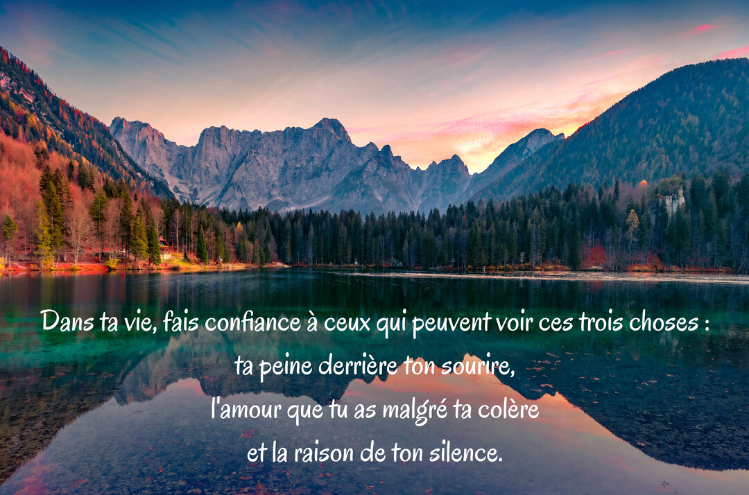 Un paysage serein de lac de montagne au crépuscule, avec des forêts et des sommets se reflétant dans l'eau calme, illustrant une citation.