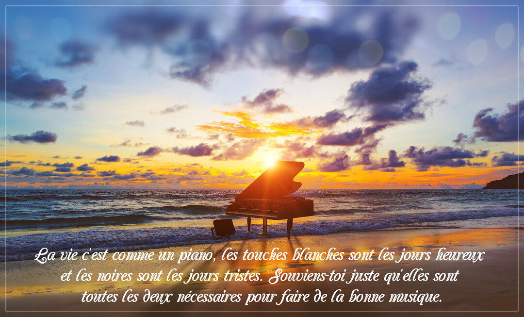Un piano à queue noir est posé sur le sable d'une plage face à l'océan, sous un ciel de coucher de soleil.