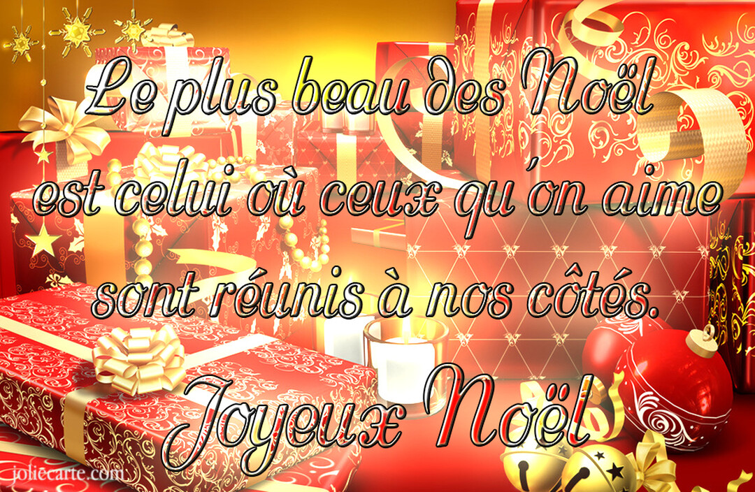 Une composition festive de cadeaux de Noël rouges et dorés, avec bougies, boules et grelots, sur un fond lumineux et chaleureux orangé.