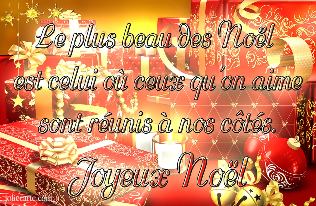 Une composition festive de cadeaux de Noël rouges et dorés, avec bougies, boules et grelots, sur un fond lumineux et chaleureux orangé.