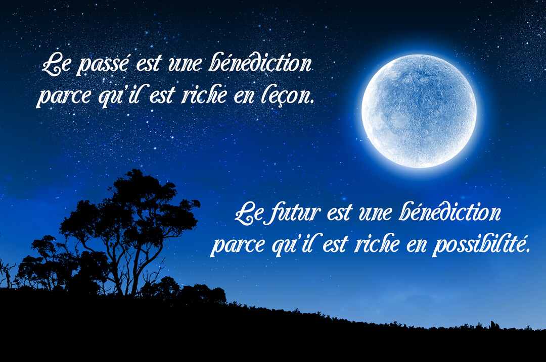 Une citation sur le passé et le futur est écrite sur un paysage nocturne montrant une pleine lune brillante dans un ciel étoilé.