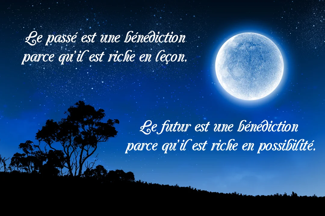 Une citation sur le passé et le futur est écrite sur un paysage nocturne montrant une pleine lune brillante dans un ciel étoilé.