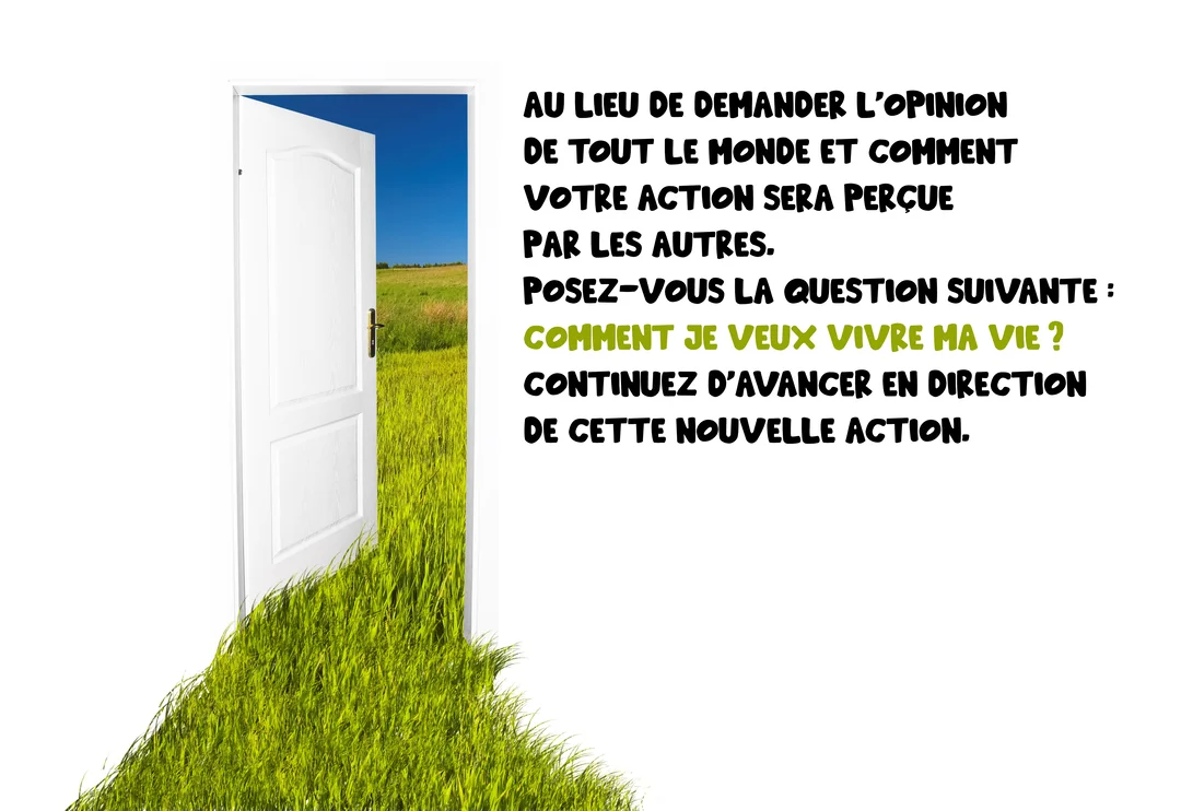 Une porte blanche ouverte révèle un champ d'herbe verte qui semble déborder sur le sol blanc, à côté d'une citation inspirante.