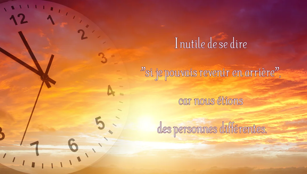Une horloge sans boîtier se fond dans un ciel spectaculaire aux teintes orangées, avec une citation philosophique sur l'évolution personnelle.