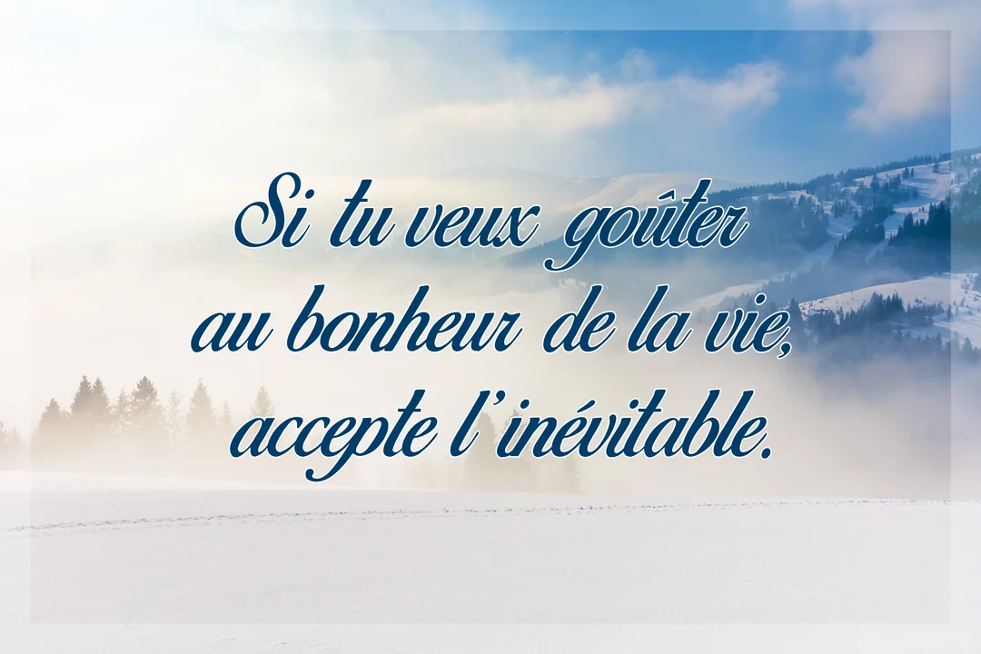 Un paysage hivernal de montagnes enneigées sous un ciel bleu, avec une citation sur l'acceptation superposée au centre sur un fond brumeux.