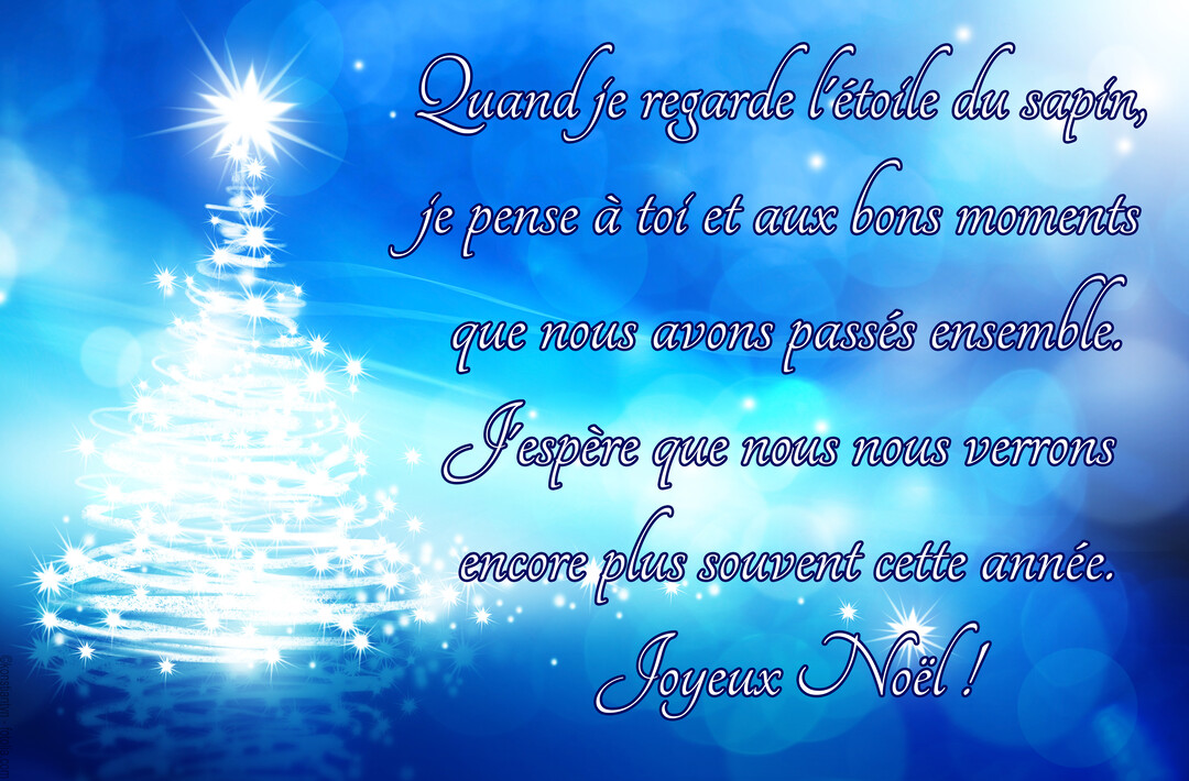 Sur un fond bleu abstrait, un sapin de Noël blanc et scintillant est dessiné par des traits de lumière, avec une étoile brillante à son sommet.