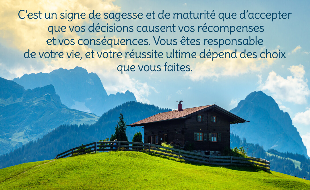 Un chalet en bois se dresse sur une colline d'herbe verte, avec en arrière-plan des montagnes majestueuses sous un ciel nuageux.