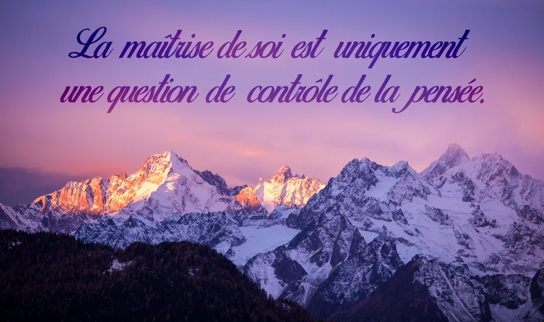 Une chaîne de montagnes aux sommets enneigés, éclairés par la lumière dorée du soleil couchant sous un ciel aux teintes violettes.