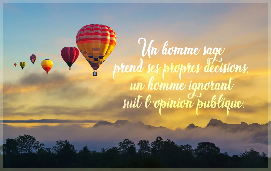 Une rangée de montgolfières colorées flotte dans un ciel doré au-dessus d'un paysage montagneux et brumeux, avec une citation sur la sagesse.