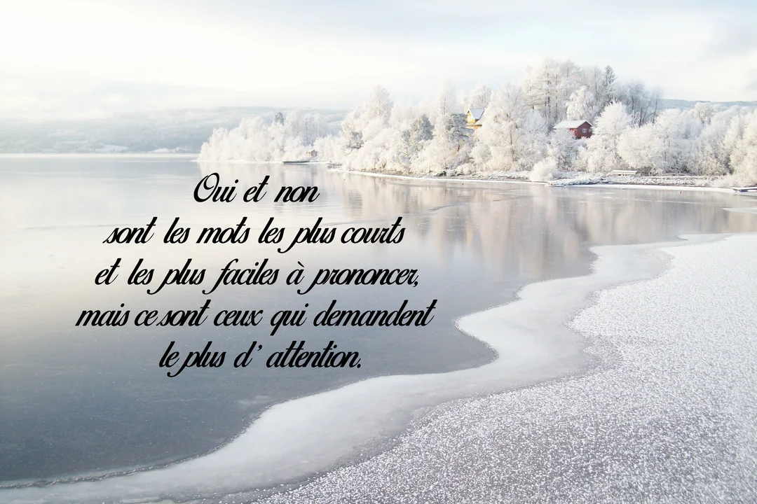 Un lac gelé en hiver, bordé d'arbres couverts de givre, avec une citation sur l'importance des décisions 'oui' et 'non' superposée.