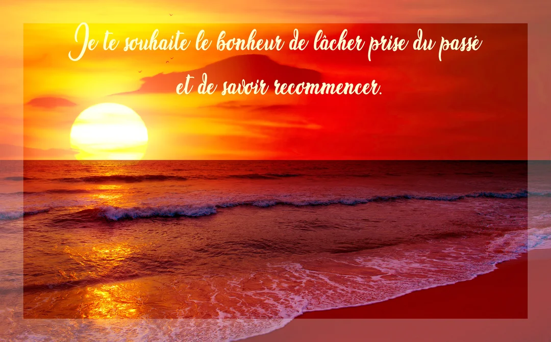 Un soleil éclatant se couche à l'horizon d'un océan aux teintes rougeoyantes, son reflet dansant sur les vagues qui viennent mourir sur le rivage.