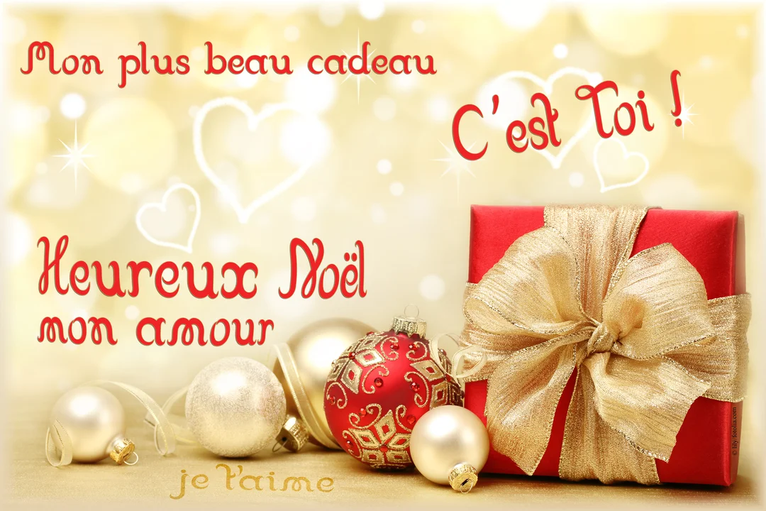Sur un fond doré scintillant, un cadeau de Noël rouge et des boules décoratives accompagnent un tendre message d'amour pour les fêtes.