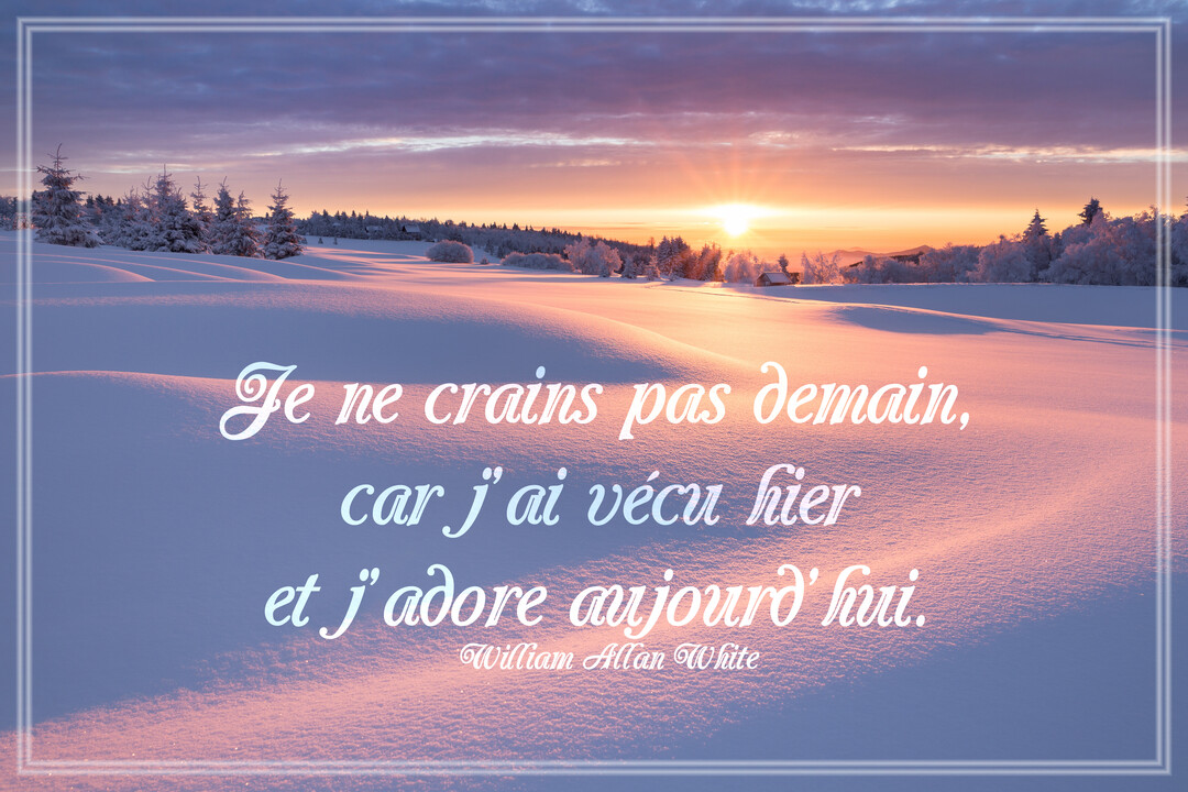 Un vaste paysage de collines enneigées sous un ciel coloré par le coucher du soleil, avec une citation philosophique inspirante superposée au premier plan.