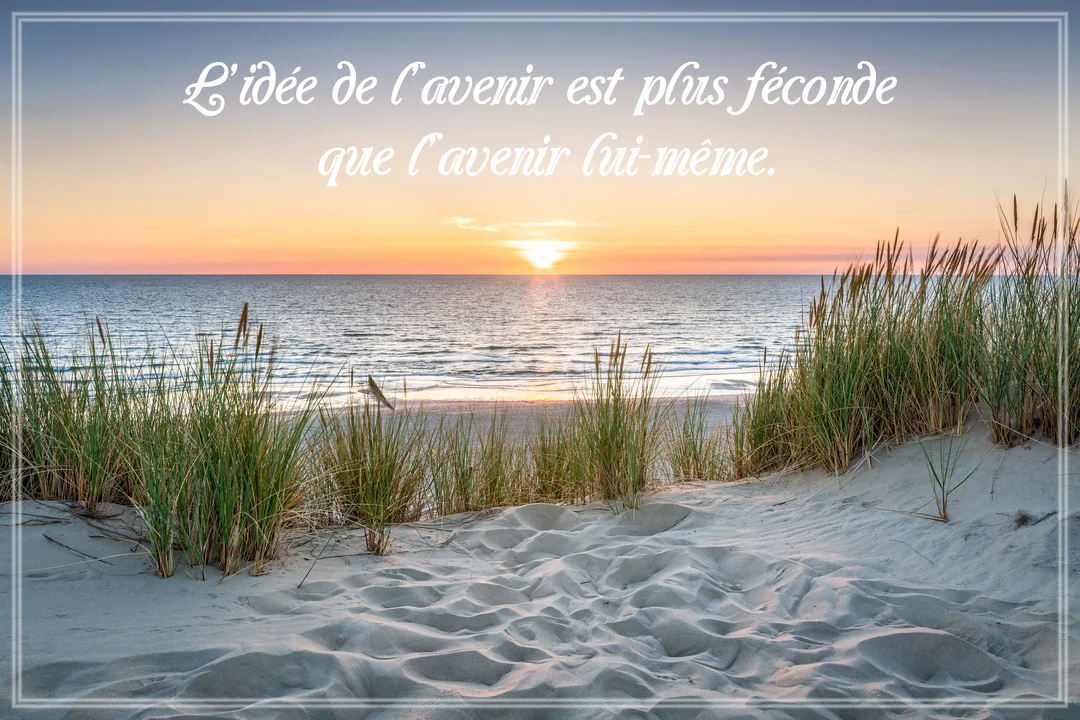 Un paysage de bord de mer au crépuscule, avec le soleil à l'horizon, des dunes de sable et des herbes au premier plan.