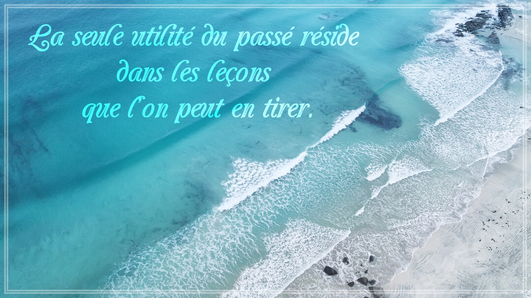 Une photographie vue du ciel d'un rivage où l'océan turquoise rencontre le sable, avec une citation philosophique sur le passé superposée.
