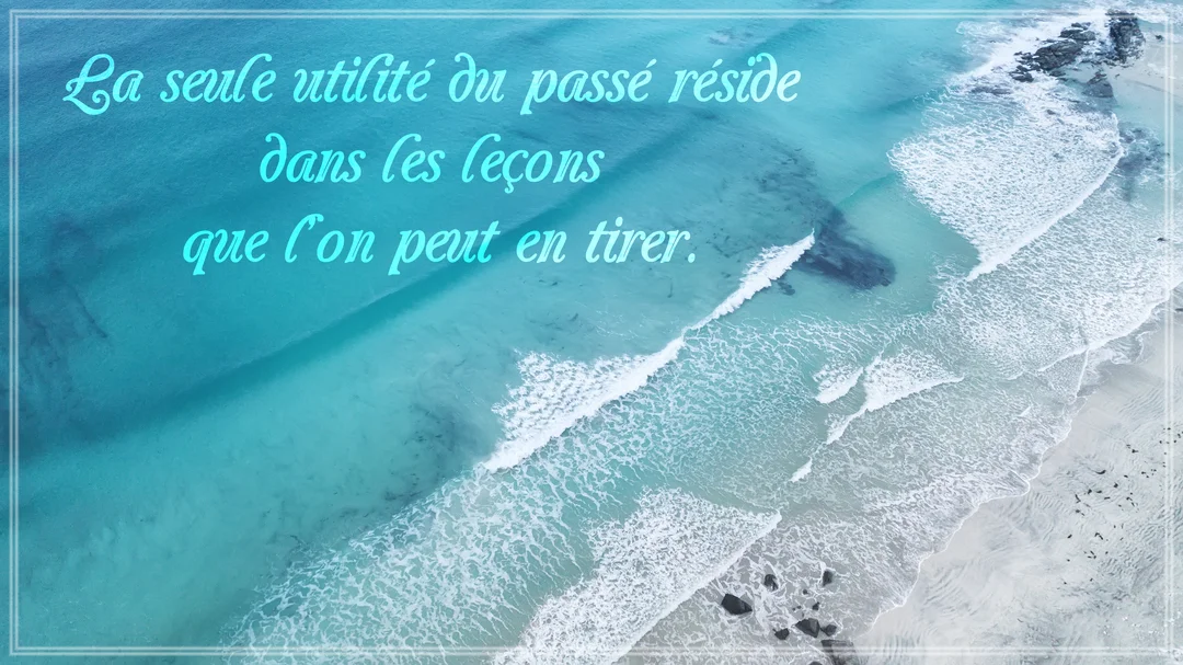 Une photographie vue du ciel d'un rivage où l'océan turquoise rencontre le sable, avec une citation philosophique sur le passé superposée.