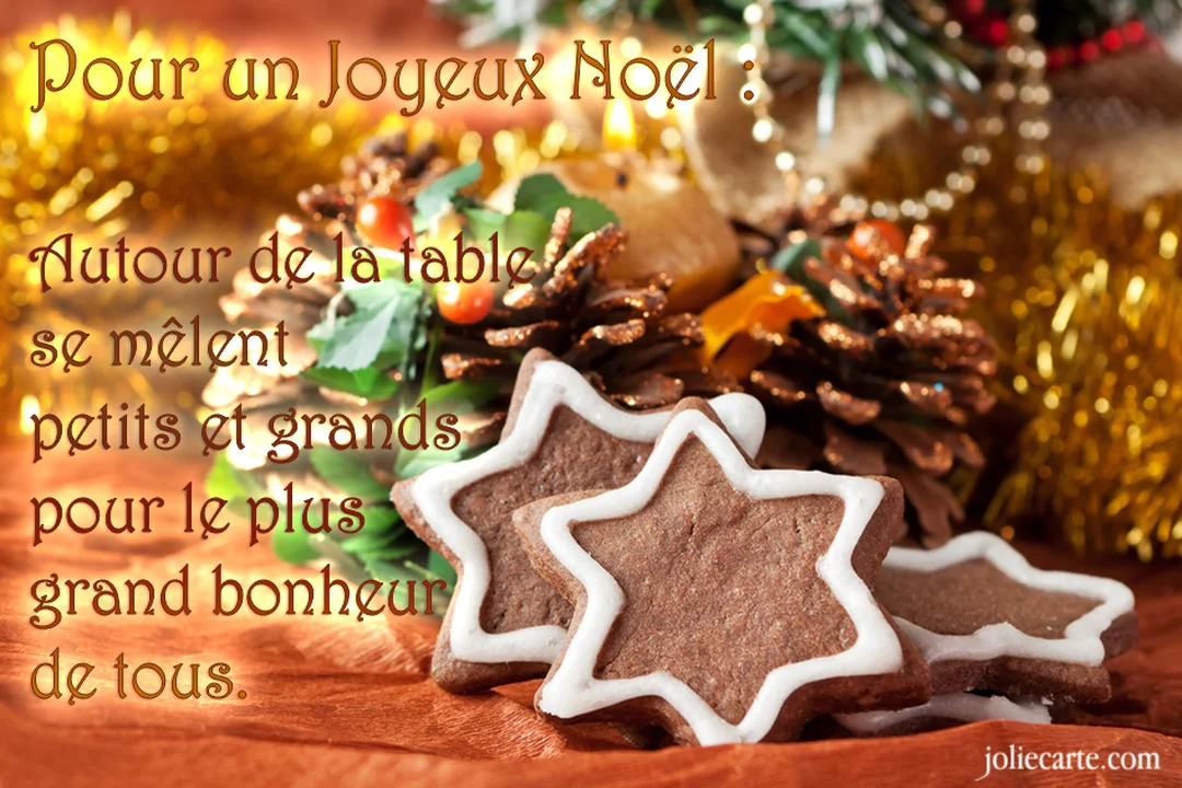 Des biscuits de Noël en forme d'étoile sont posés devant une composition festive de pommes de pin, de houx et de guirlandes scintillantes.