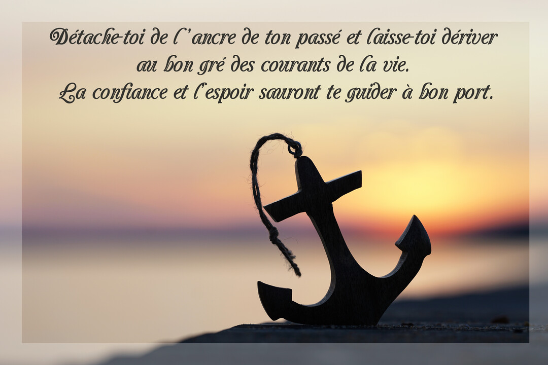 Une ancre marine en bois, posée en silhouette au premier plan, devant un coucher de soleil aux teintes orangées se reflétant sur la mer.