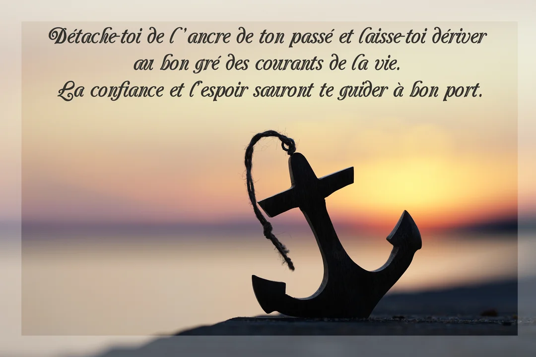 Une ancre marine en bois, posée en silhouette au premier plan, devant un coucher de soleil aux teintes orangées se reflétant sur la mer.