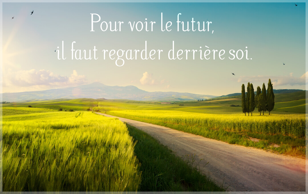 Un paysage vallonné et ensoleillé avec un chemin de terre, des champs verts, et une citation philosophique sur le temps.