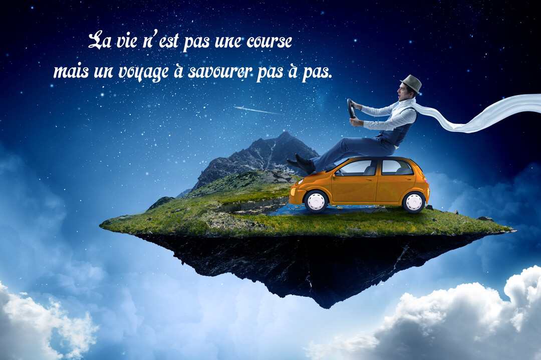 Un homme avec un chapeau conduit une voiture orange sur une île volante, sous un ciel nocturne étoilé et des nuages.