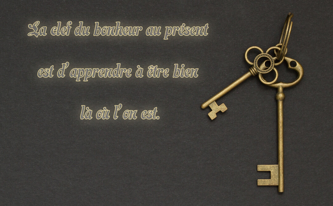 Sur un fond texturé gris foncé, deux clés anciennes en bronze sont posées à côté d'une citation inspirante sur le bonheur.