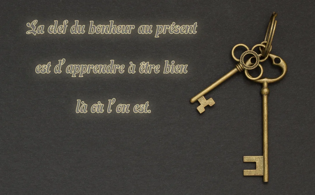 Sur un fond texturé gris foncé, deux clés anciennes en bronze sont posées à côté d'une citation inspirante sur le bonheur.