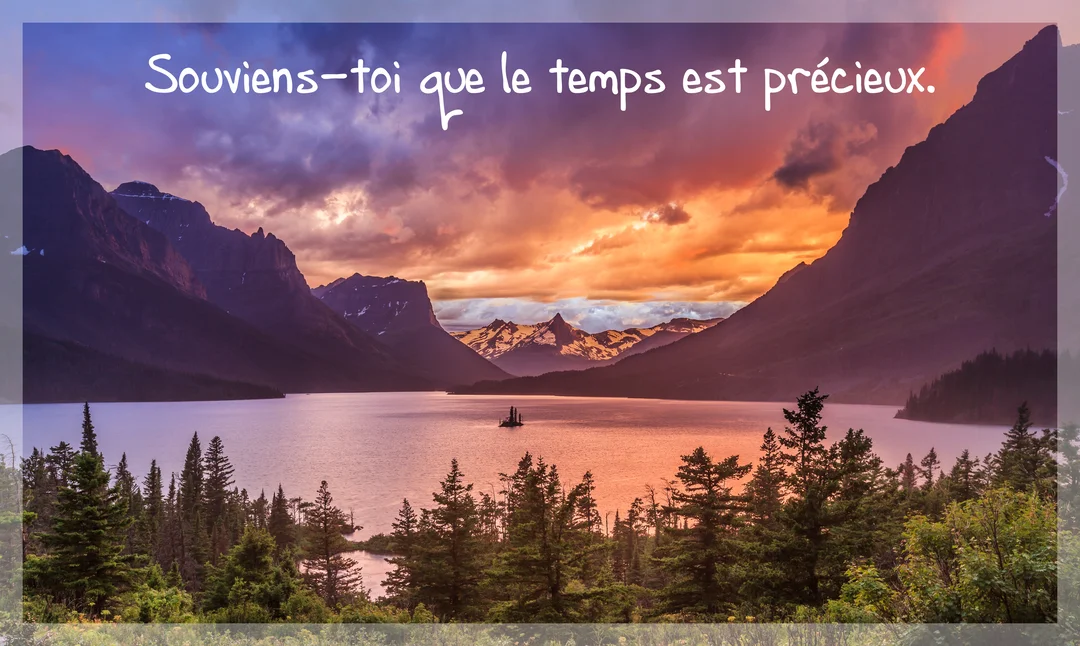 Un paysage montagneux spectaculaire avec un lac au premier plan, sous un ciel de crépuscule coloré et une citation sur le temps.