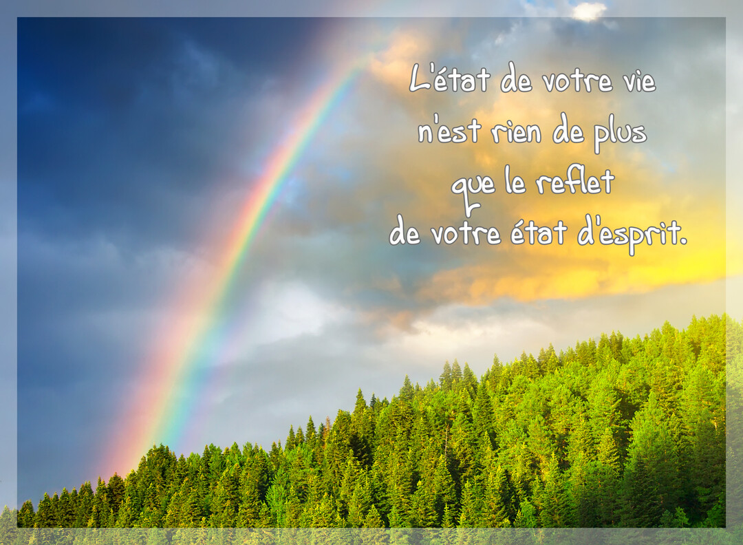 Une citation philosophique est superposée à un paysage majestueux montrant un arc-en-ciel coloré au-dessus d'une dense forêt de sapins verdoyants.